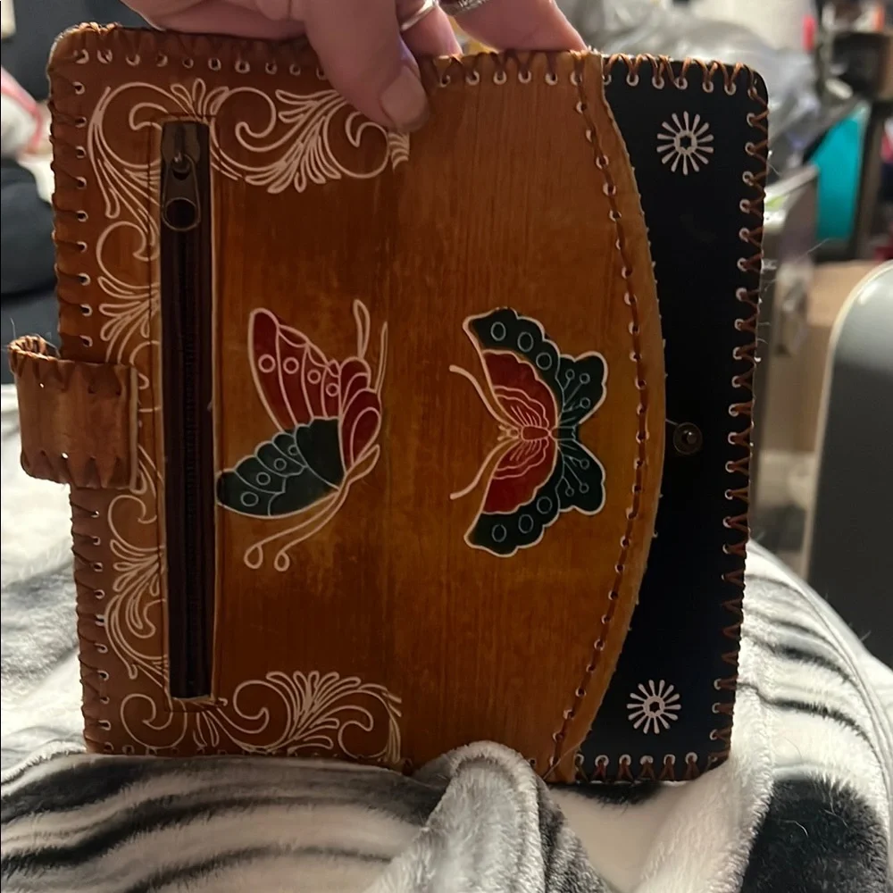 Handcrafted Leather Wallet with Butterfly Design - Picture 5 of 5